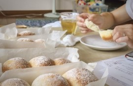 藤田助産院さんのパン作り講座で作った、お家でパン作りセットの基本のふわふわパン、試食の様子
