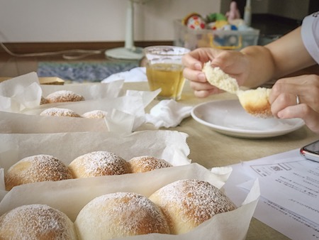 藤田助産院さんのパン作り講座で作った、お家でパン作りセットの基本のふわふわパン、試食の様子