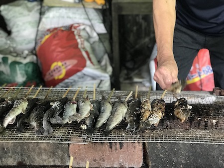 宮崎県三股町しゃくなげの森のやまめ祭りで釣ったヤマメの炭火焼き。