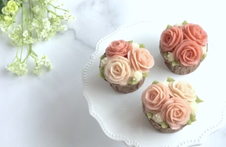 あんこのお花で作ったバラのカップケーキ