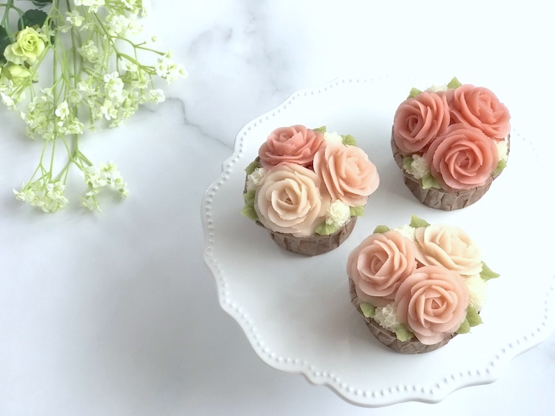 あんこのお花で作ったバラのカップケーキ