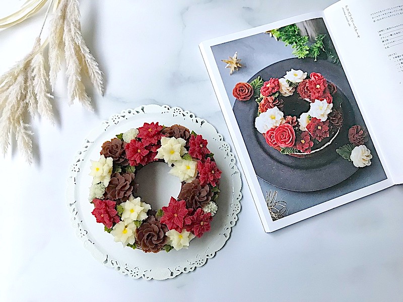 和なはアートフード協会の書籍「あんこのお花練習帖」に掲載されているクリスマスリースケーキを参考にした、コルルクリスマスレッスンのリースケーキ